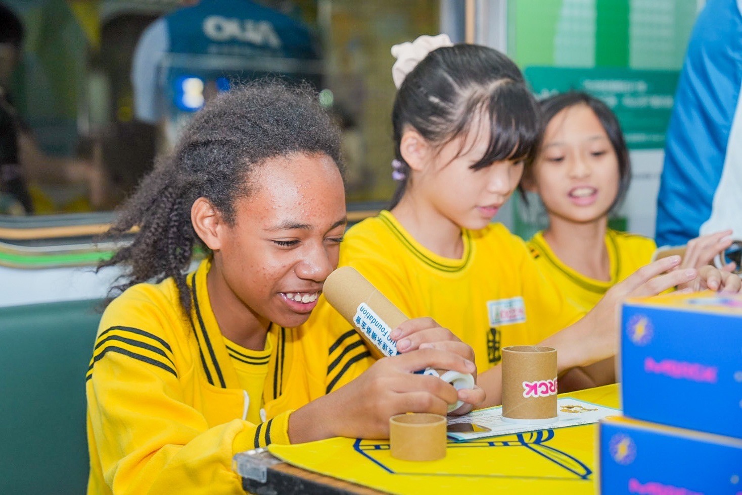 ���_(d��)�cĬ�˷քe���ղ���ʹ�õ�ƫ��Ƭ��Һ���@ʾģ�M���O(sh��)Ӌ����n�̡����D(zhu��n)���c霡���׌�W(xu��)�����H���u��ƫ���f��Ͳ�c����Һ���@ʾ�������`ѭ�h(hu��n)���������m(x��)����